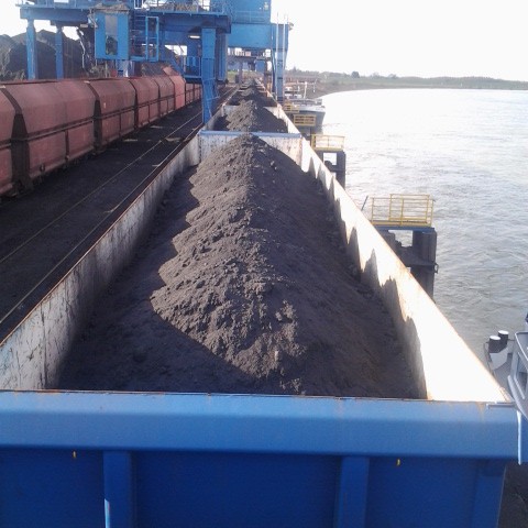 Hier sehen ein Bild wo Proben von einem Schiff entnomen werden.