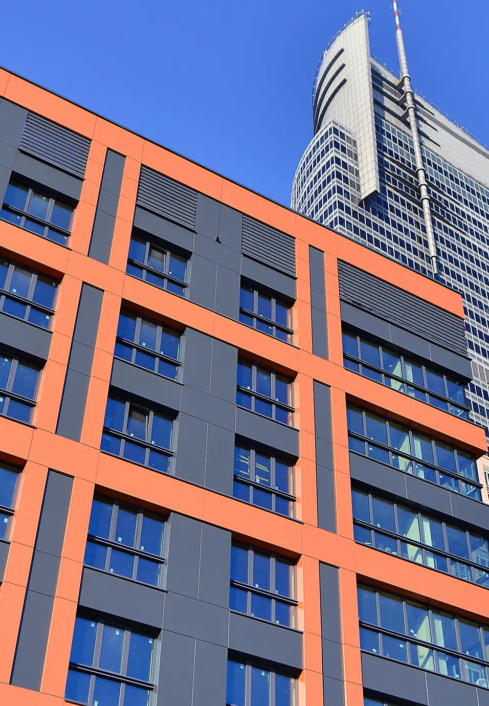 Beschichtete Aluminiumfassade an Gebäude für Korrosionsprüfung und Beständigkeitsprüfung