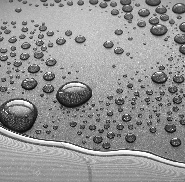 Hier sehen Sie eine Oberfläche, wo Wasser abperlt- Bereich Analyse- und Prüfung Beschichtungen