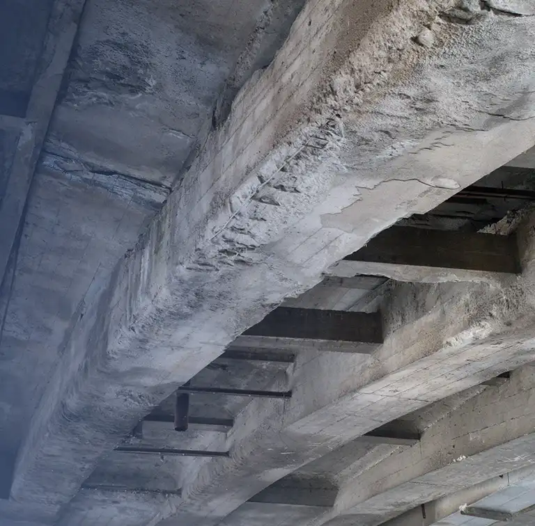 Hier sehen Sie eine Betonbrücke von unten die Schäden durch Chloriden hat