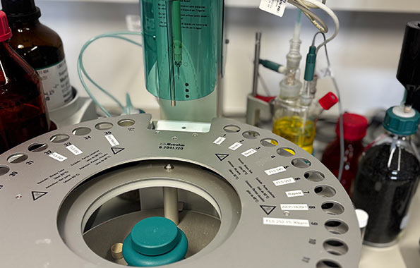 Karl Fischer titration to determine the water content